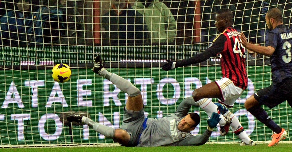 22.dez.2013 - Atacante italiano Balotelli tenta pegar o rebote do goleiro Handanovic após finalização de Kaká no clássico entre Milan e Inter de Milão