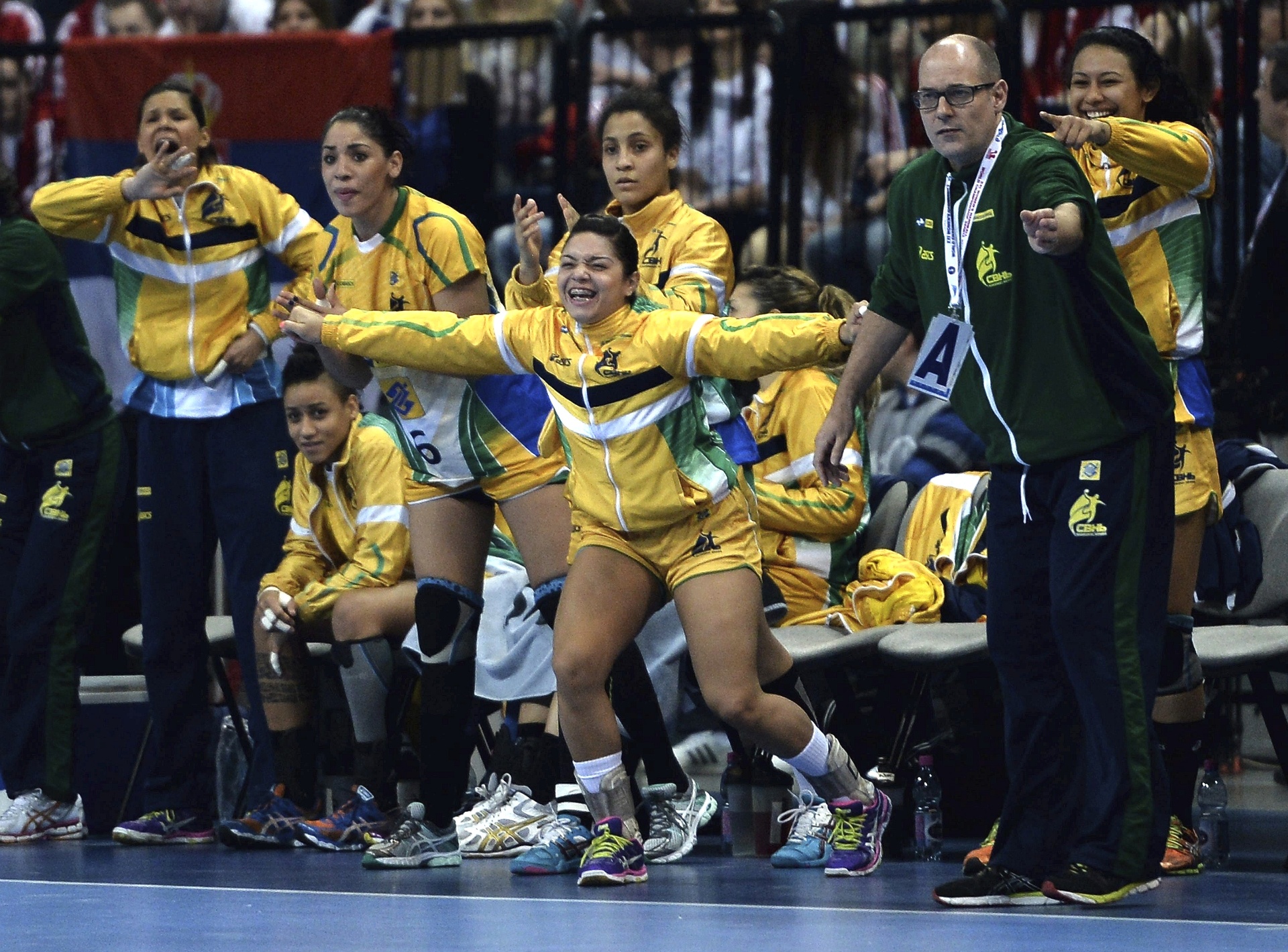 22.dez.2013 - Banco do Brasil vibra com mais um gol diante da Sérvia na final do Campeonato Mundial de Handebol - EFE/EPA/GEORGI LICOVSKI