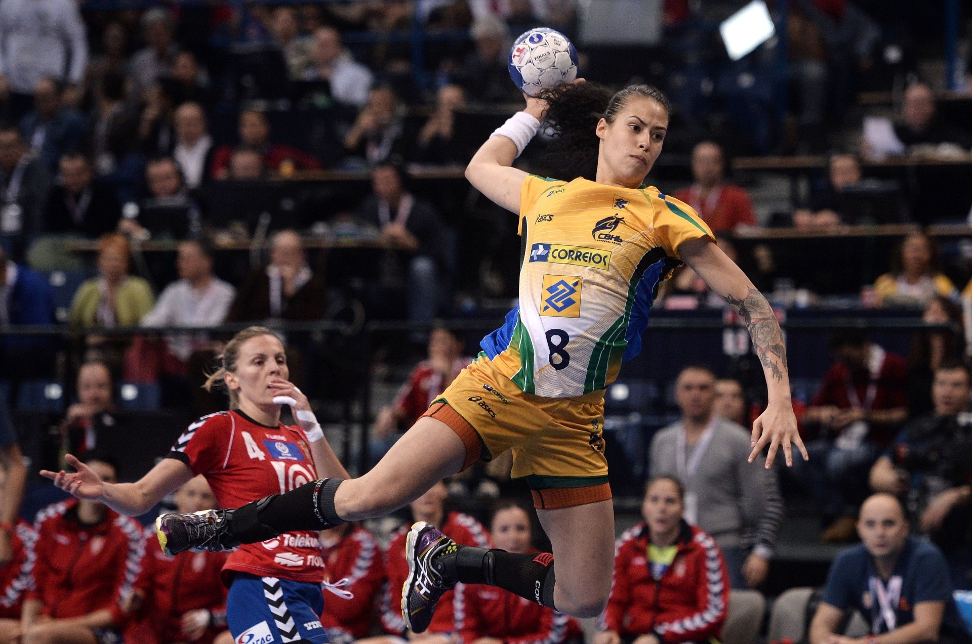 22.dez.2013 - Brasileira Fernanda sobe alto para arremessar bola na final do Campeonato Mundial de Handebol contra a Sérvia - AFP PHOTO / DIMITAR DILKOFF