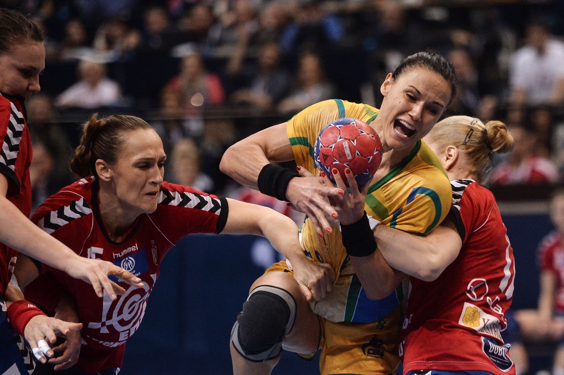 22.dez.2013 - Daniela sofre com a marcação da Sérvia na final do Mundial Feminino de Handebol, em Belgrado - AFP PHOTO / DIMITAR DILKOFF
