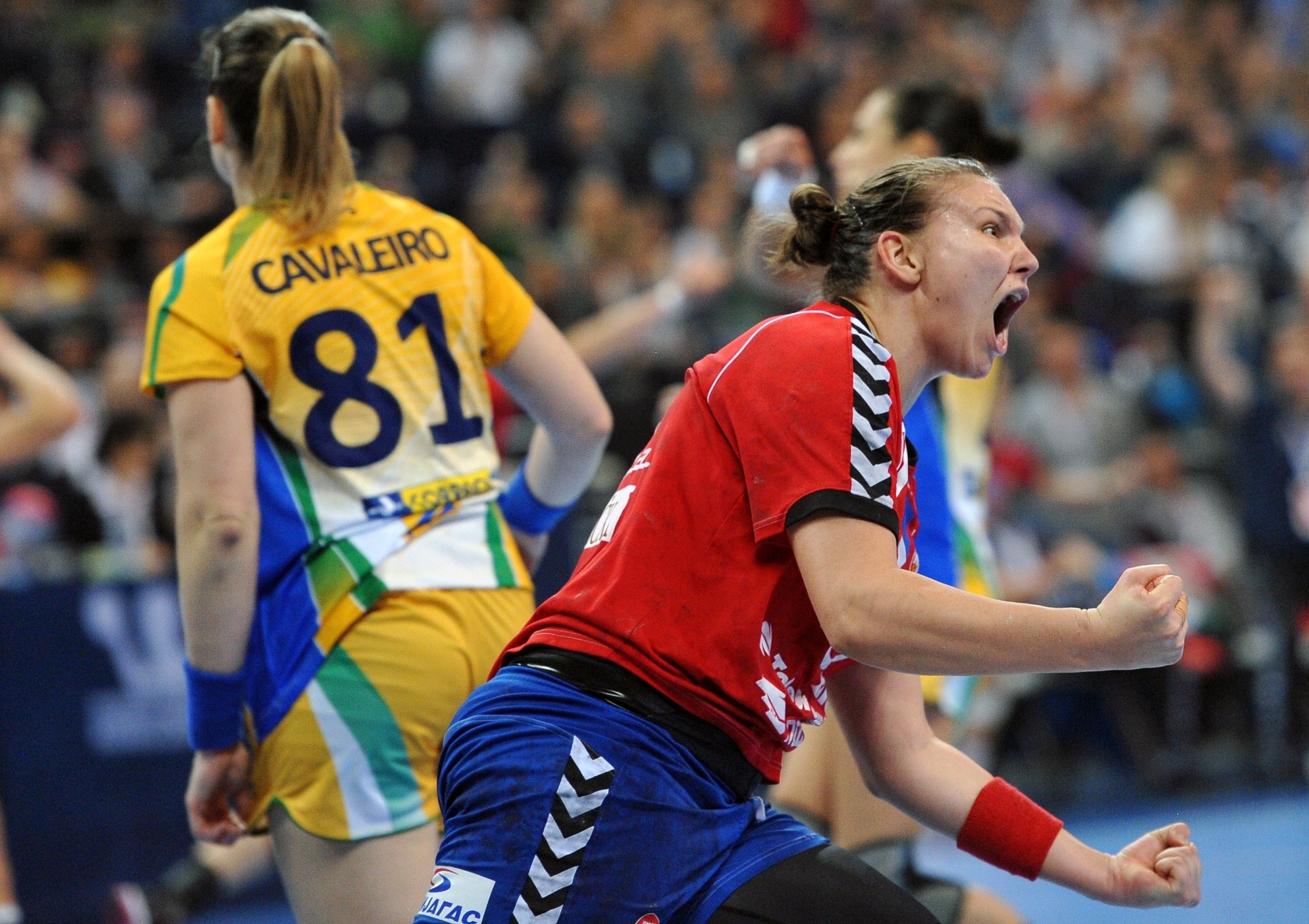 22.dez.2013 - Dragana Cvijic comemora gol da Sérvia em duelo contra o Brasil que vale o título mundial de handebol - AFP PHOTO / ANDREJ ISAKOVIC