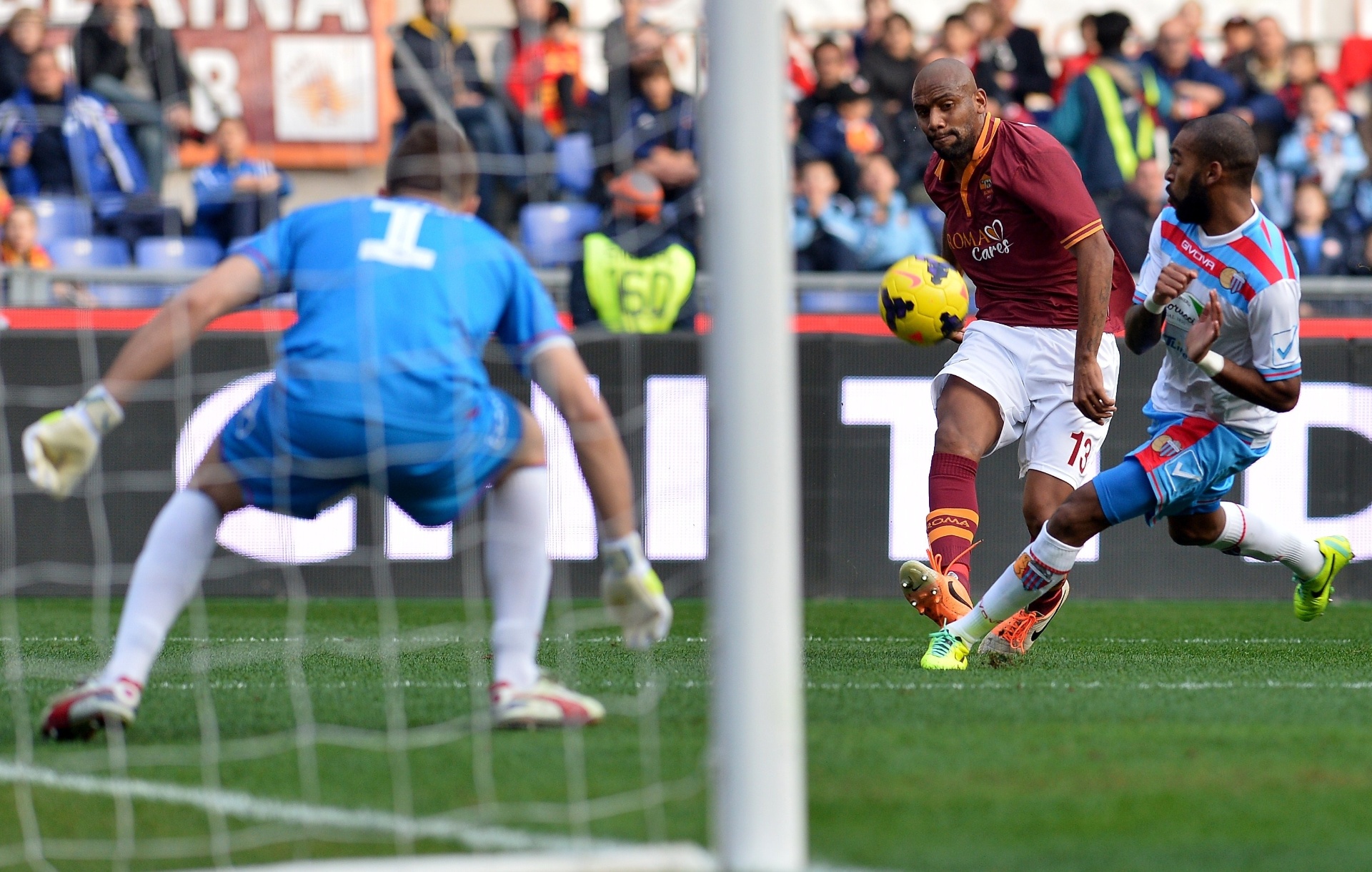 22.dez.2013 - Brasileiro Maicon, da Roma, tenta dominar a bola no jogo com o Catania - AFP/ALBERTO PIZZOLI