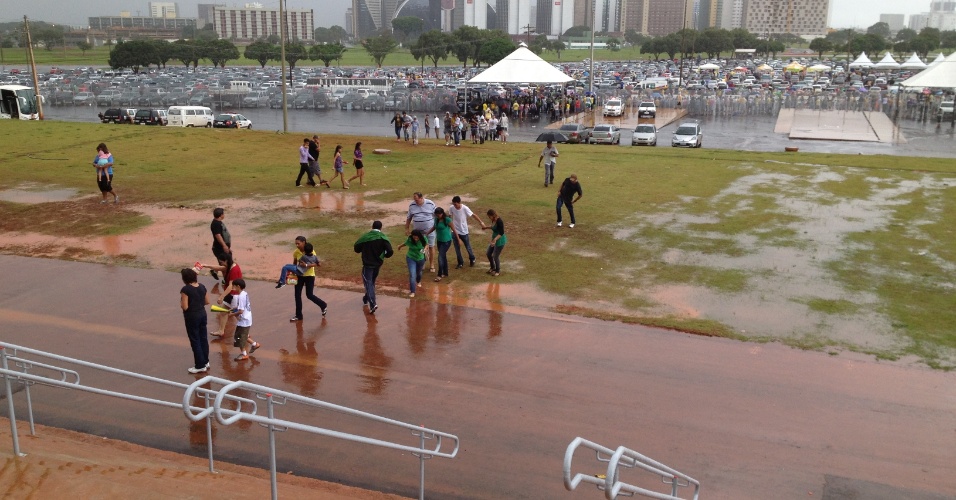 Imagem mostra um dos acessos ao estádio Mané Garrincha, em Brasília: não há como entrar na arena sem passar pelo barro e a grama. Na chuva, local vira lodaçal
