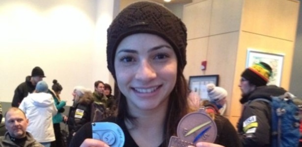 Lais Souza exibe medalha de bronze no esqui aéreo - Divulgação