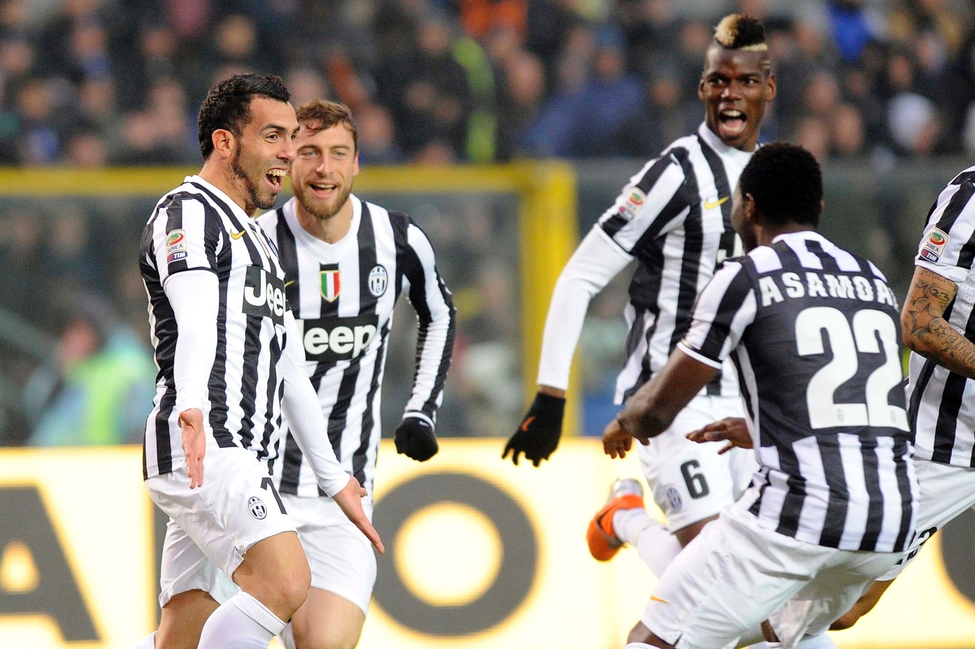 22.dez.2013 - Tevez corre para comemorar o gol da Juventus contra a Atalanta - REUTERS/Giorgio Perottino