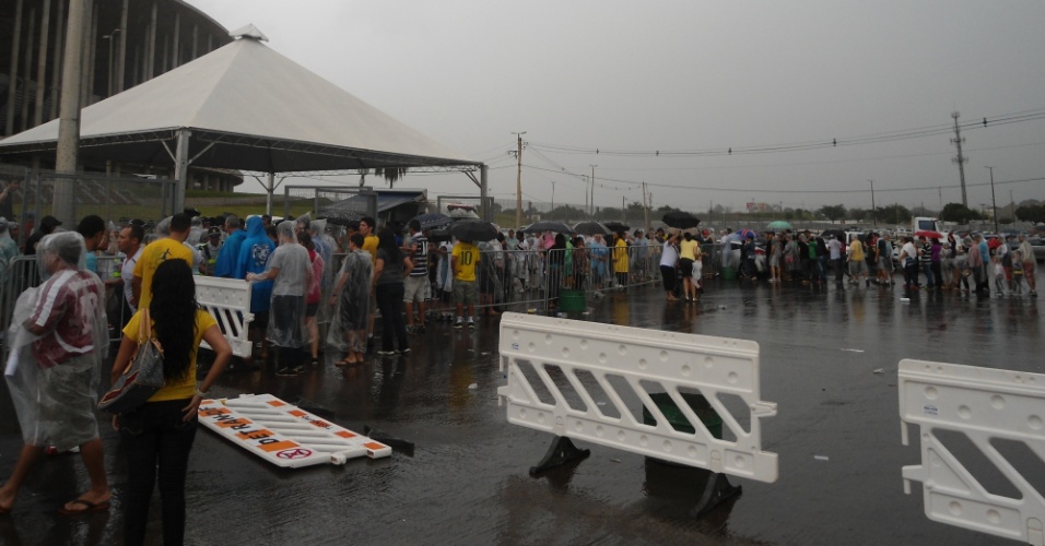 Torcedores sofreram debaixo de chuva nas filas formadas para entrar no estádio Mané Garrincha, em Brasília, neste domingo (22)