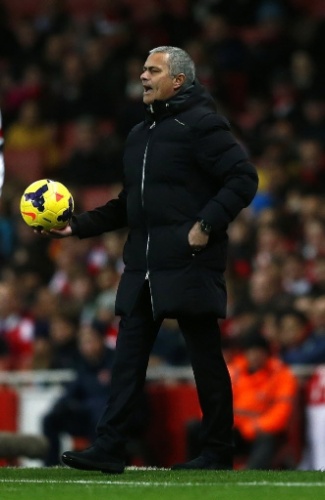 23.dez.2013 - Técnico José Mourinho grita orientações para seu time na partida contra o Arsenal pelo Campeonato Inglês