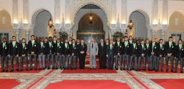 Jogadores e comissão técnica do Raja Casablanca são recebidos pelo Rei Mohammed VI (no centro) - Reprodução/Facebook