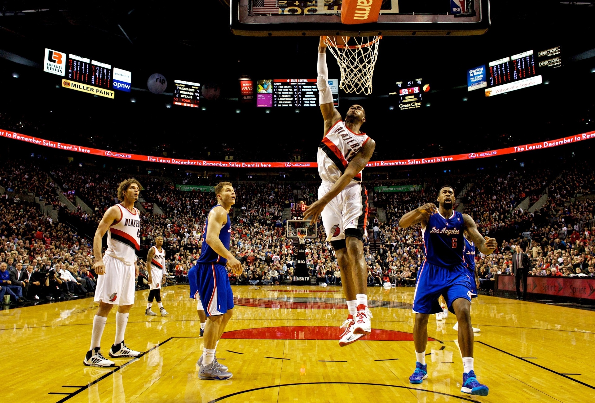 26.dez.2013 - LaMarcus Aldridge marca dois pontos para o Portland Trail Blazers na vitória sobre os Clippers por 116 a 112