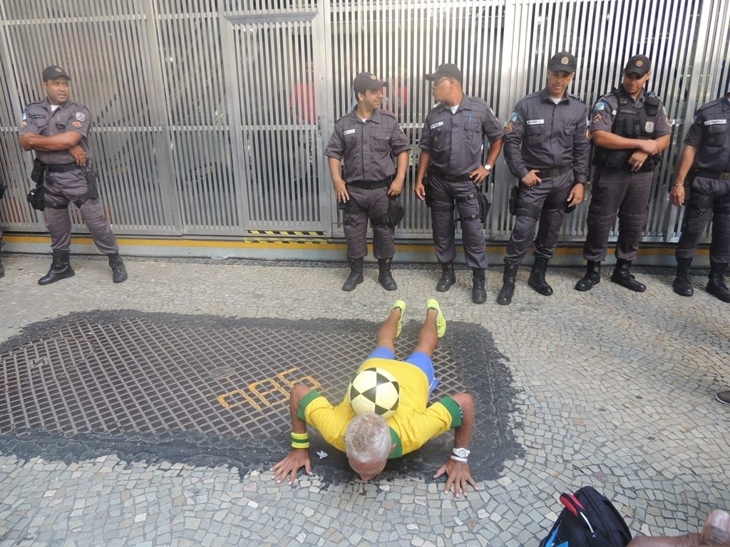 27.dez.2013 - Malabarista aproveita a exposição causada pelo julgamento do Pleno do STJD e faz brincadeiras com a bola - Renan Rodrigues/UOL