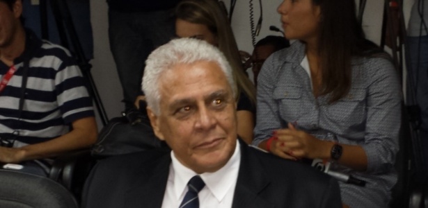 27.dez.2013 - Presidente do Vasco, Roberto Dinamite, aguarda o início do julgamento do Pleno do STJD - Vinicius Castro/UOL