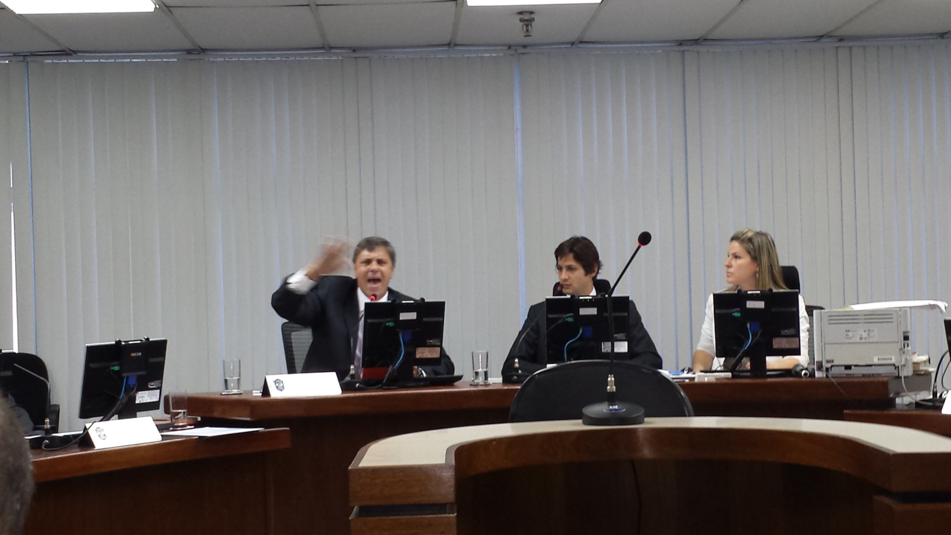 27.dez.2013 - Procurador do STJD, Paulo Schmitt, faz a defesa da pena para Portuguesa durante Pleno do STJD - Vinicius Castro/UOL