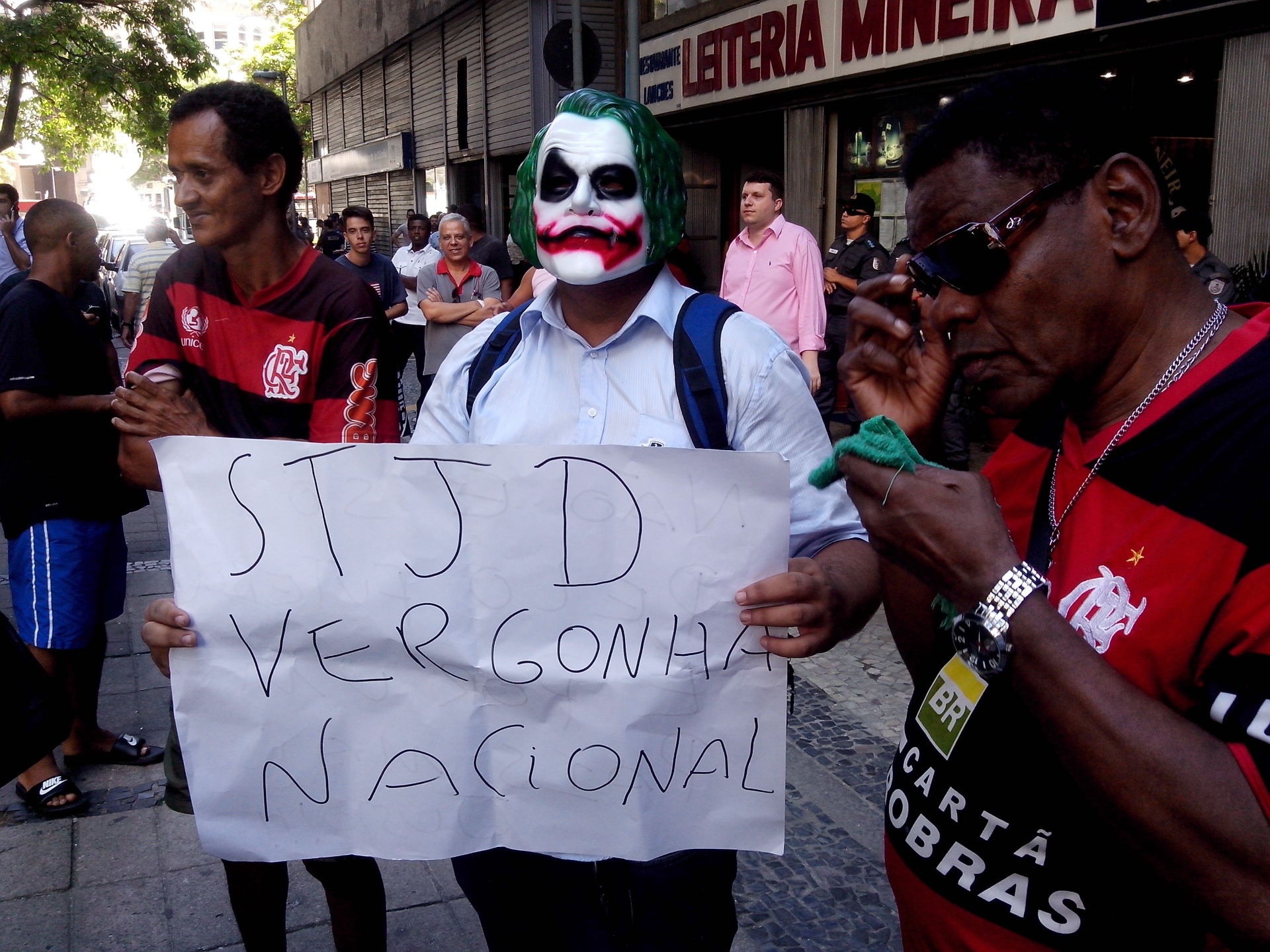 27.dez.2013 - Torcedor com máscara do personagem Coringa leva cartaz que critica o STJD: "vergonha nacional' - Renan Rodrigues/UOL