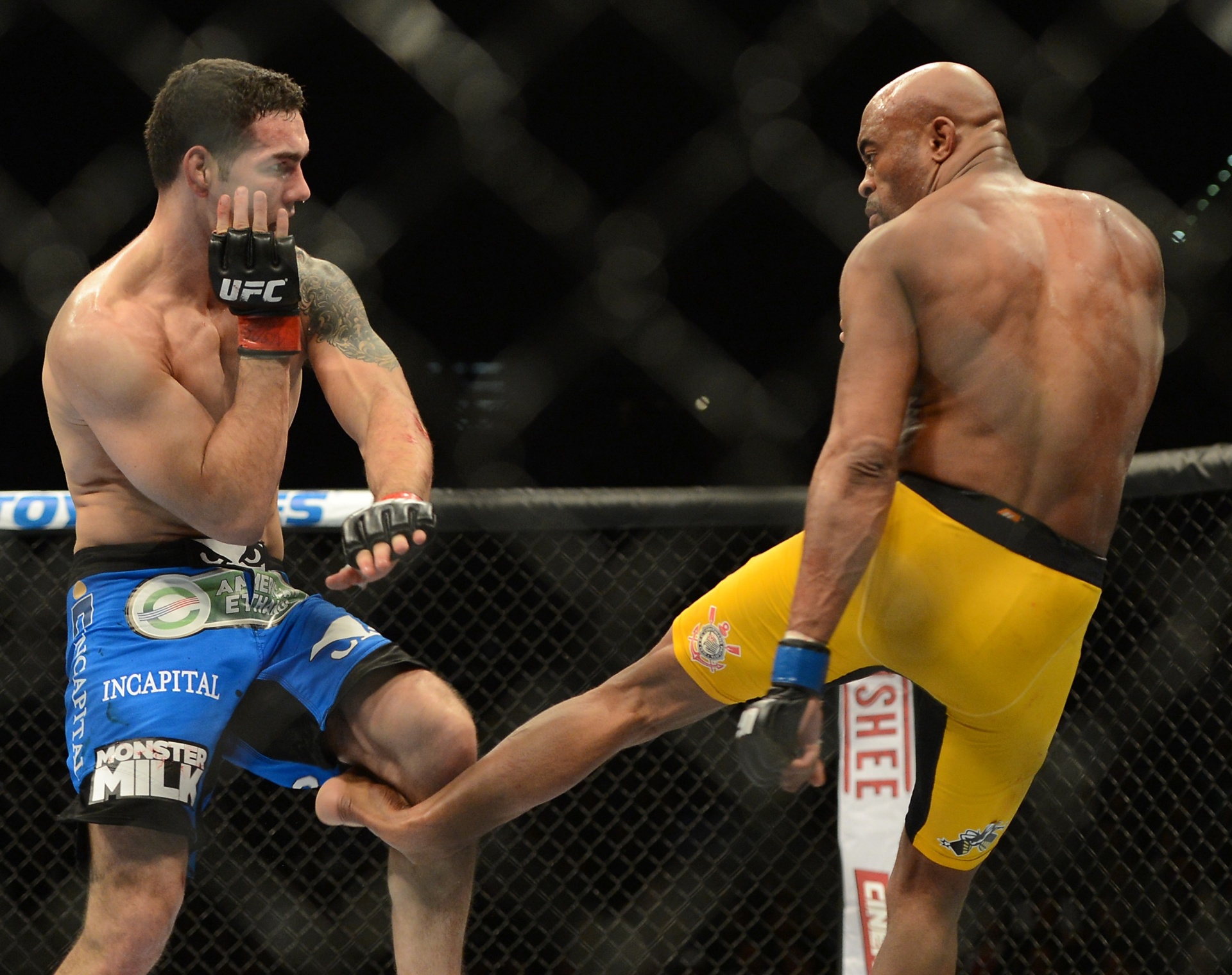 28.dez.2013 - Anderson Silva chuta joelho de Chris Weidman e sofre fatura. Americano se mantém como campeão dos médios no UFC - Jayne Kamin Oncea/USA TODAY