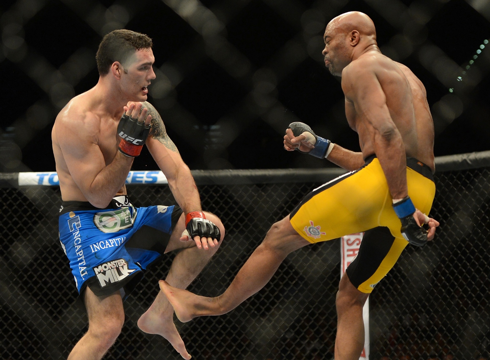 28.dez.2013 - Anderson Silva chuta Weidman e fratura a perna durante luta pelo UFC 168 - Jayne Kamin Oncea/USA TODAY