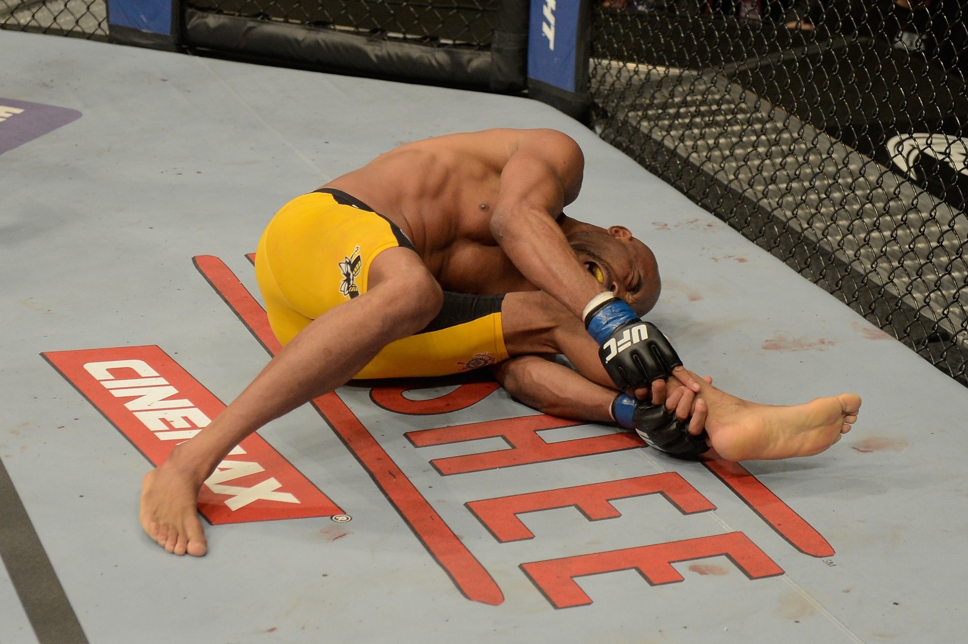 28.dez.2013 - Anderson Silva grita de dor após quebrar a perna durante luta contra Chris Weidman - Donald Miralle/Zuffa