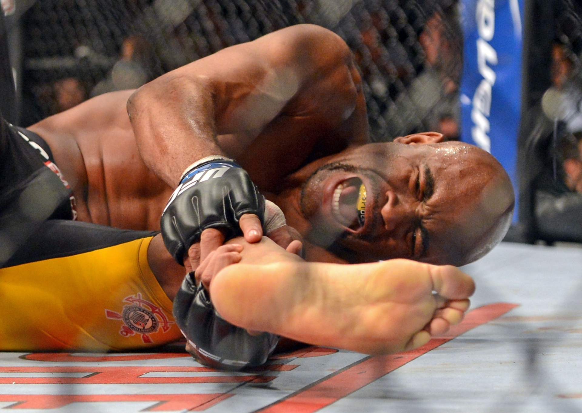 28.dez.2013 - Anderson Silva grita de dor após quebrar a perna durante luta contra Chris Weidman - Jayne Kamin Oncea/USA TODAY