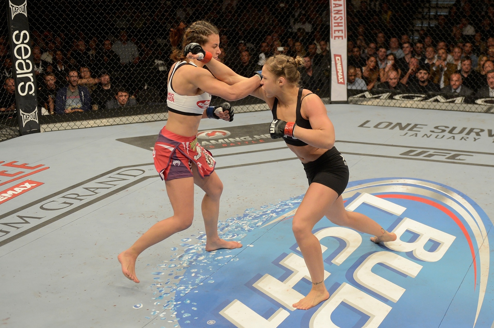 28.dez.2013 - Ronda Rousey e Miesha Tate trocam socos durante o coevento principal do UFC 168. Ronda finalizou Miesha no 3º round e manteve o cinturão - Donald Miralle/Zuffa