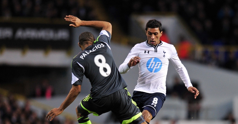 29.dez.2013 - O hondurenho Wilson Palacios, do Stoke City, tenta parar a jogada de Paulinho, do Tottenham, pelo Campeonato Inglês
