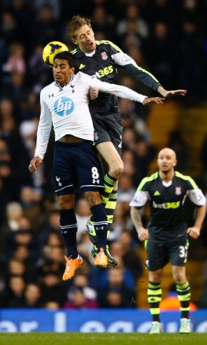 29.dez.2013 - Paulinho sobe para cabecear e disputa bola com Peter Crouch, no jogo entre Tottenham e Stoke City, pelo Campeonato Inglês