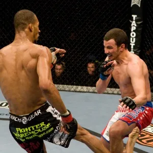 Corey Hill x Dale Hartt: Apesar de muito se ter falado que o UFC nunca viu um acidente tão grave, Corey Hill viveu exatamente o mesmo que Anderson Silva, cinco anos antes. Em 2008, na primeira edição do UFC: Fight for the Troops, ele encarava Dale Hartt quando aos 20s do segundo round tentou um chute baixo. O bloqueio de Hartt e o impacto da pernada deu aquele resultado que todos sabem: fratura feia do lutador, que ficou 13 meses parado e nunca retornou ao Ultimate. - Getty Images