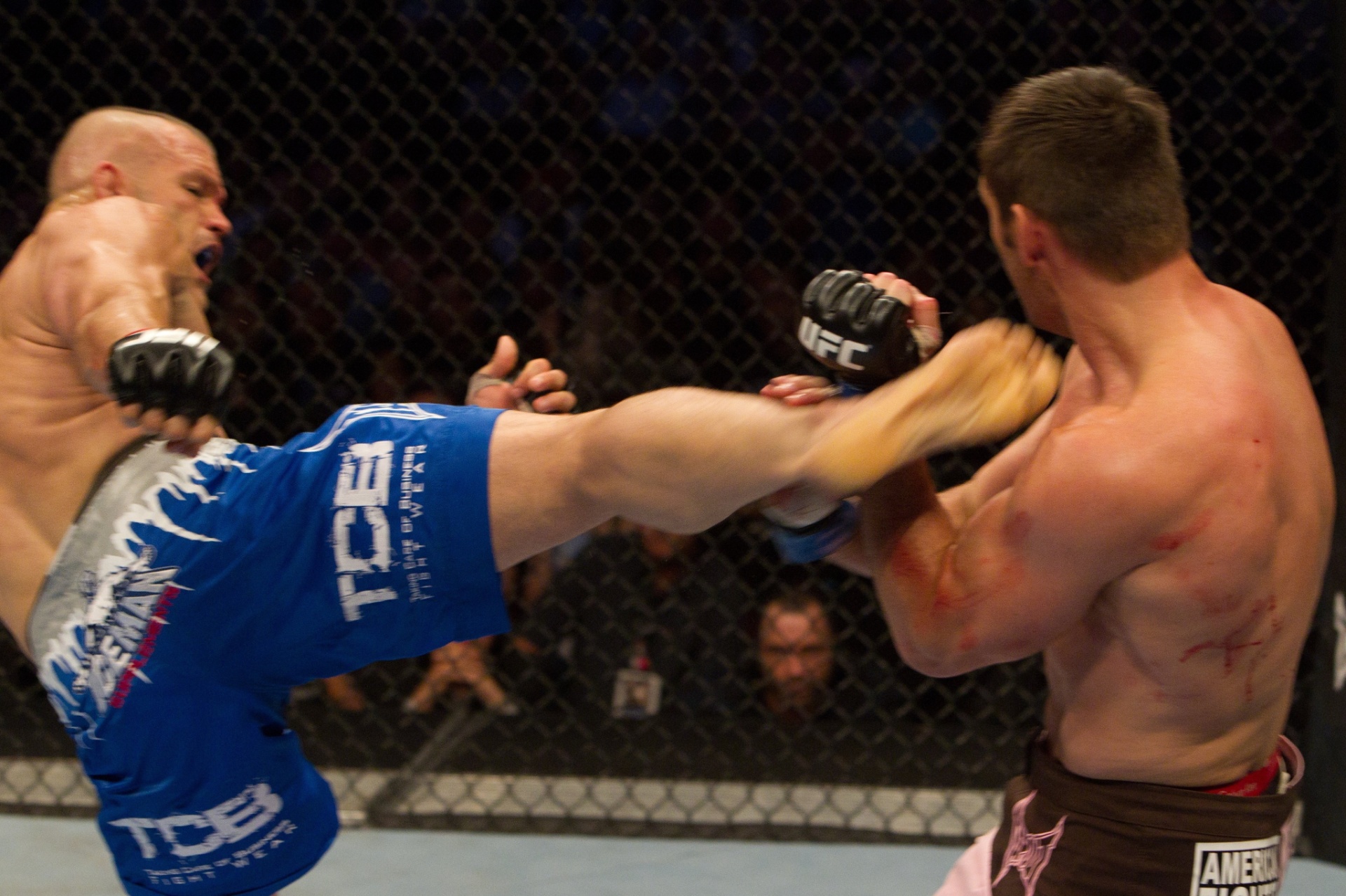 Rich Franklin x Chuck Liddell: O ex-campeão dos médios Rich Franklin é conhecido por sua garra dentro do octógono. Na luta contra Chuck Liddell pelo UFC 115, ele levou um chute no braço ainda no primeiro round e sofreu uma fratura. Mesmo assim, foi para cima e conseguiu nocautear o ex-campeão dos meio-pesados no finzinho do assalto, revelando na coletiva de imprensa o problema. - Getty Images