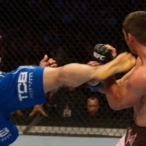 Rich Franklin x Chuck Liddell: O ex-campeão dos médios Rich Franklin é conhecido por sua garra dentro do octógono. Na luta contra Chuck Liddell pelo UFC 115, ele levou um chute no braço ainda no primeiro round e sofreu uma fratura. Mesmo assim, foi para cima e conseguiu nocautear o ex-campeão dos meio-pesados no finzinho do assalto, revelando na coletiva de imprensa o problema. - Getty Images