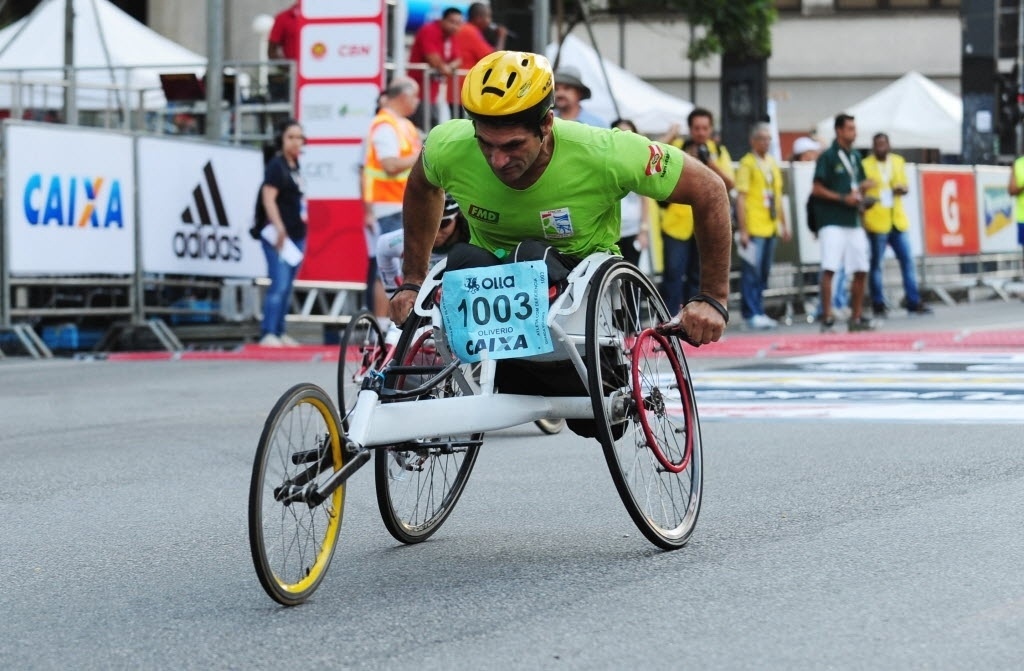 31. dez. 2013 - Cadeirante disputa São Silvestre 2013 - Junior Lago/UOL