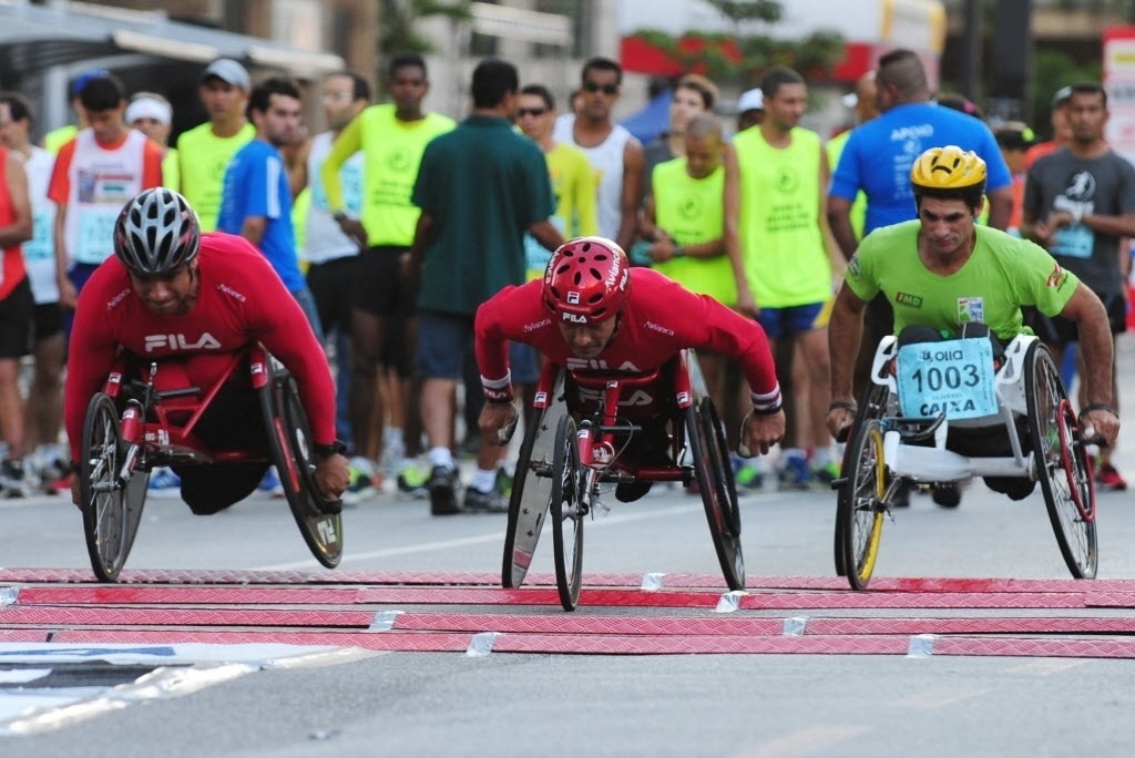 31. dez. 2013 - Cadeirantes disputam a corrida de São Silvestre 2013 - Junior Lago/UOL