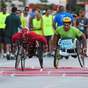 31. dez. 2013 - Cadeirantes disputam a corrida de São Silvestre 2013 - Junior Lago/UOL