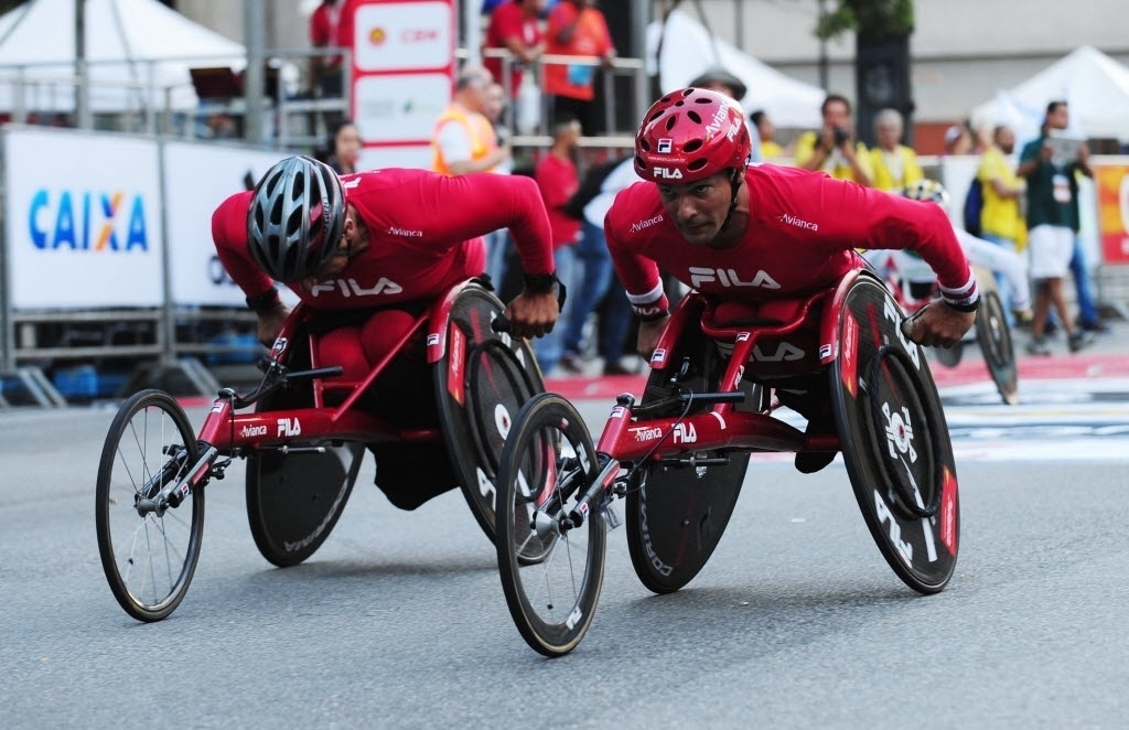 31. dez. 2013 - Cadeirantes disputam posições na São Silvestre 2013 - Junior Lago/UOL