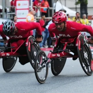 31. dez. 2013 - Cadeirantes disputam posições na São Silvestre 2013 - Junior Lago/UOL