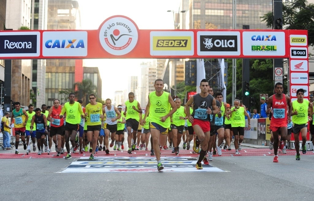 31. dez. 2013 - Deficientes visuais na largada da São Silvestre, na Avenida Paulista - Junior Lago/UOL