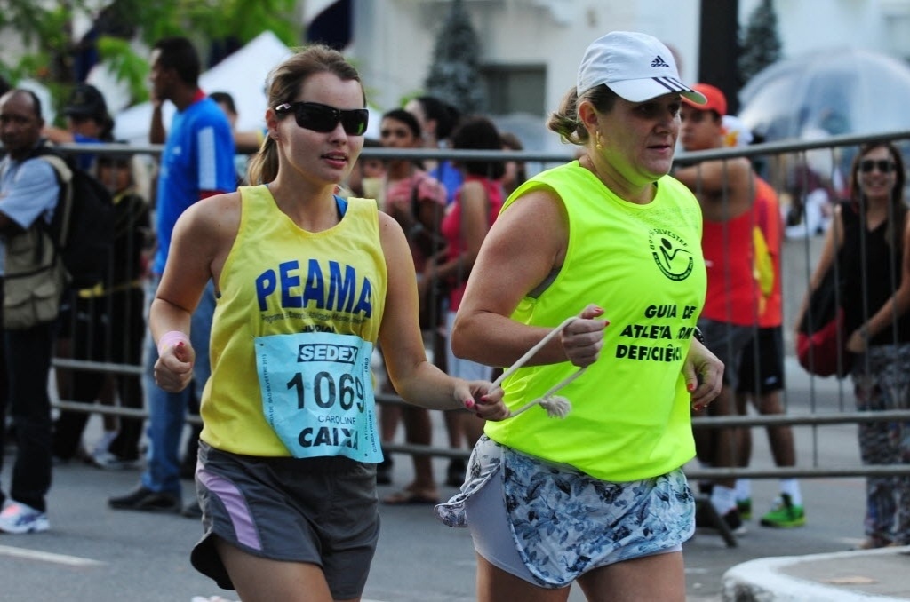 31. dez. 2013 - Os primeiros a largarem na corrida São Silvestre 2013 foram os corredores com deficiência visual - Junior Lago/UOL