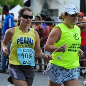 31. dez. 2013 - Os primeiros a largarem na corrida São Silvestre 2013 foram os corredores com deficiência visual - Junior Lago/UOL