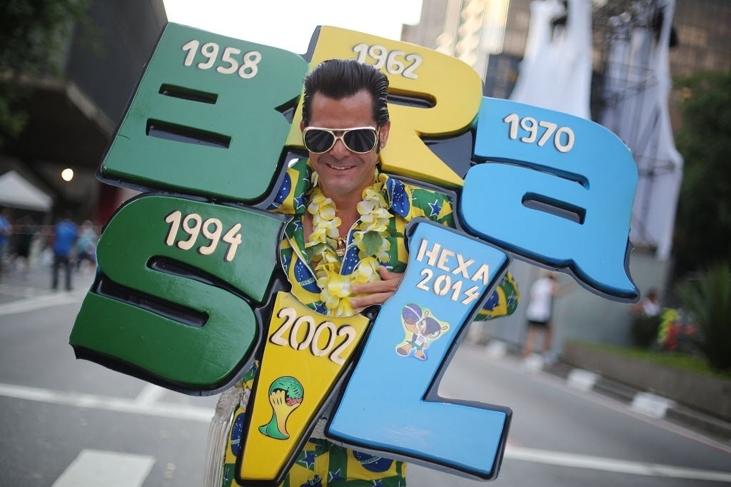 31. dez. 2013 - Torcedor se inspira na Copa do Mundo no Brasil para apoiar corredores na São Silvestre 2013 - Xinhua/ Rahel Patrasso