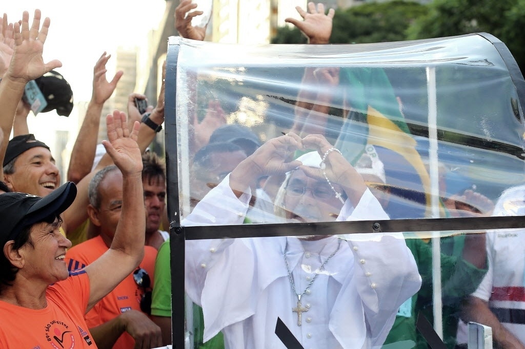 31. dez. 2013 - Torcedor se veste de Papa Francisco e anima torcedores na São Silvestre - Xinhua/ Rahel Patrasso