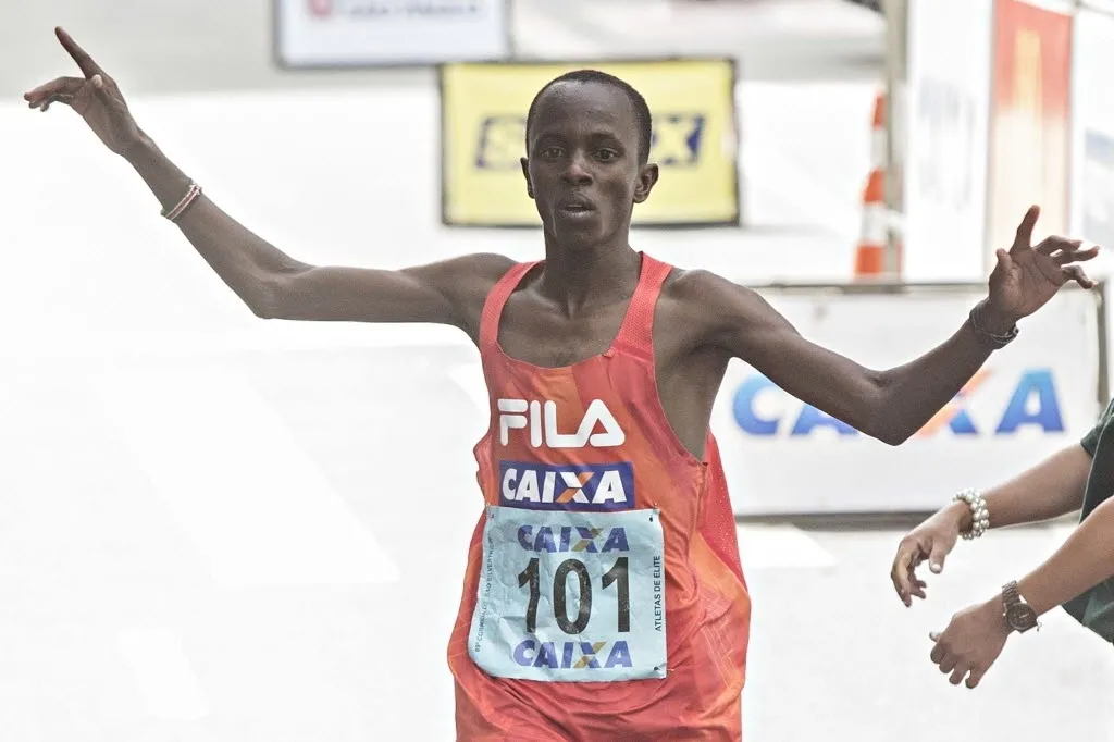 Edwin Rotich, do Quênia, cruza a linha de chegada da São Silvestre e fatura o bicampeonato em São Paulo - Eduardo Knapp/Folhapress