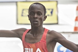 Edwin Rotich, do Quênia, cruza a linha de chegada da São Silvestre e fatura o bicampeonato em São Paulo - Eduardo Knapp/Folhapress