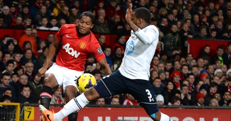 01.jan.2014 - Antonio Valencia, do Manchester United, tem o seu chute bloqueado por Danny Rose, do Tottenham, na disputa pelo Campeonato Inglês