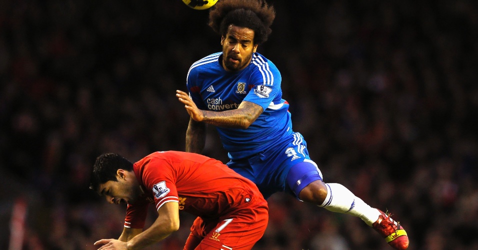 01.jan.2014 - Luis Suarez, do Liverpool, briga pela bola com Tom Huddleston, do Hull City, pelo Campeonato Inglês