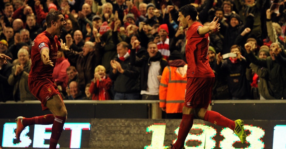 01.jan.2014 - O uruguaio Luis Suarez comemora gol marcado pelo Liverpool na partida contra o Hull City, pelo Campeonato Inglês