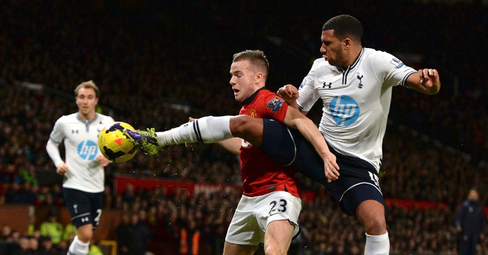 01.jan.2014 - Tom Cleverley, do Manchester United, briga pela bola com Etienne Capoue, do Tottenham, pelo Campeonato Inglês