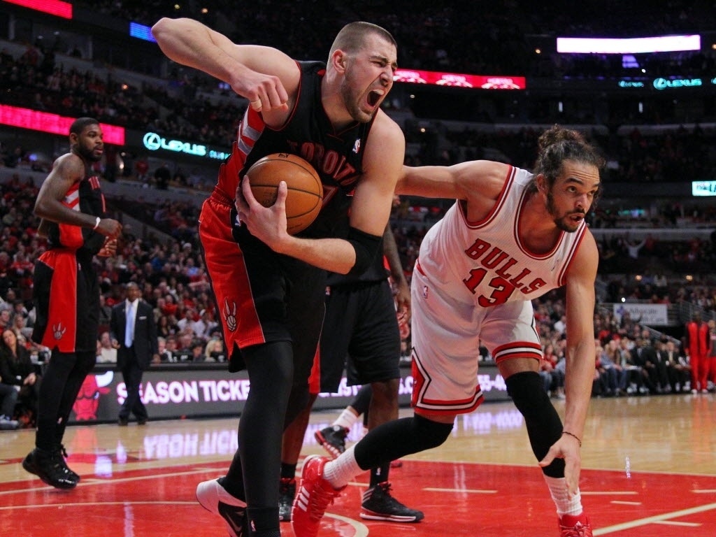 31.dez.2013 - Jonas Valanciunas (número 17) disputa a bola com Joakim Noah durante partida entre Toronto Raptors e Chicago Bulls