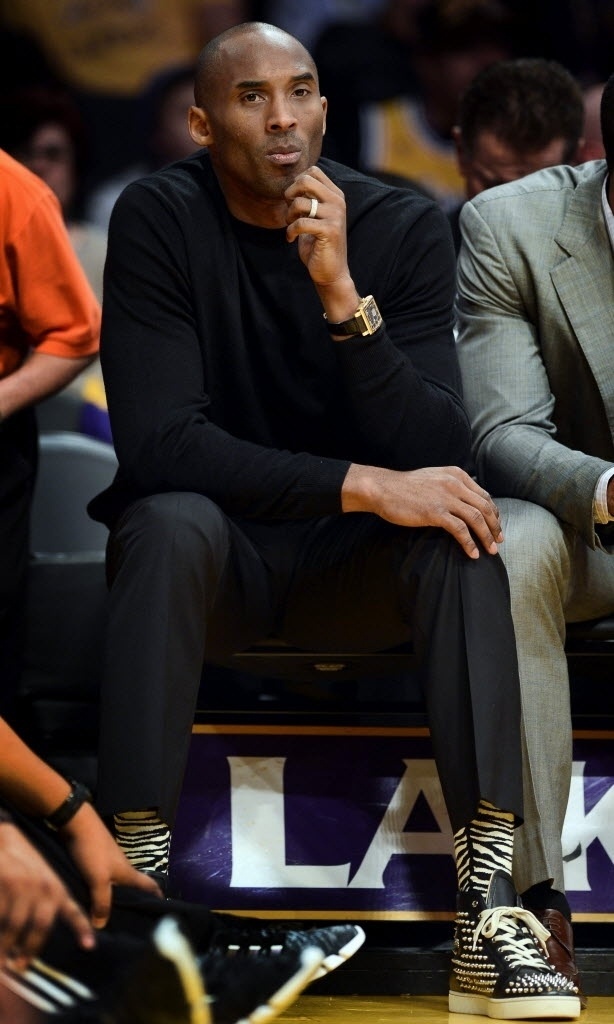 31.dez.2013 - Lesionado, Kobe Bryant assiste à partida entre Los Angeles Lakers e Milwaukee Bucks pela NBA