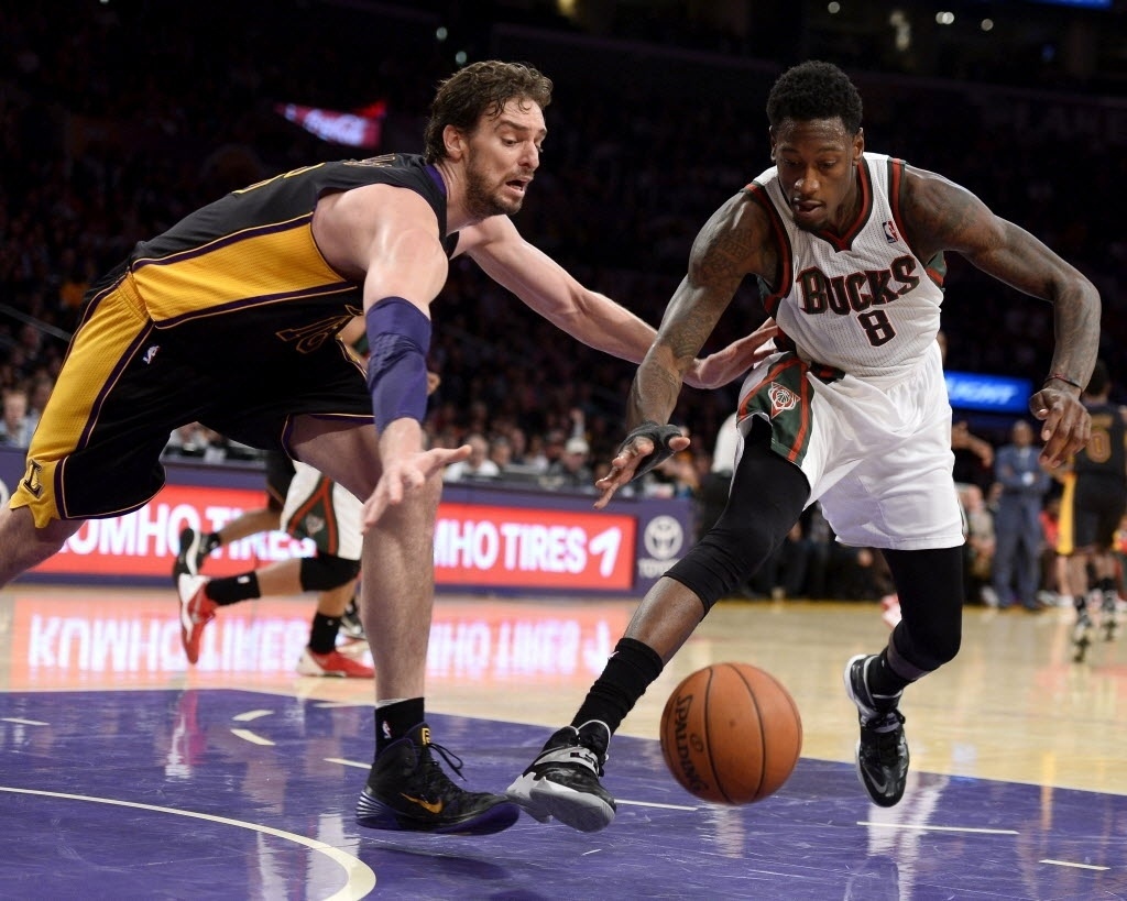 31.dez.2013 - Pau Gasol (esq.) disputa a bola com Larry Sanders durante partida da NBA entre Los Angeles Lakers e Milwaukee Bucks