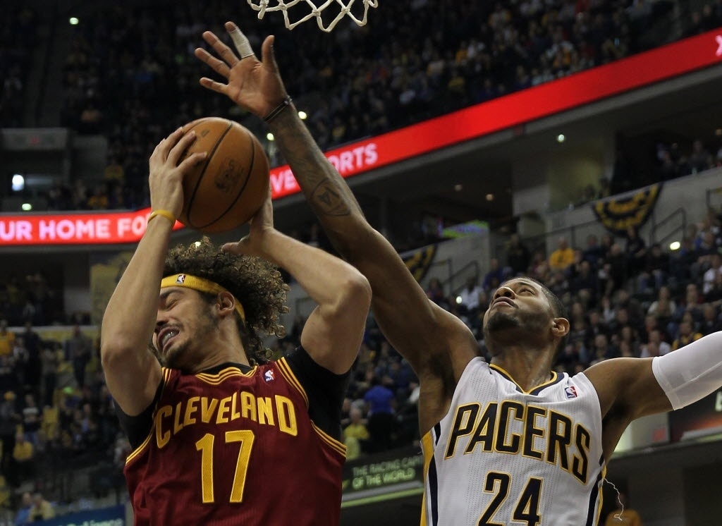 Anderson Varejão disputa lance com Paul George durante partida da NBA entre Cleveland Cavaliers e Indiana Pacers