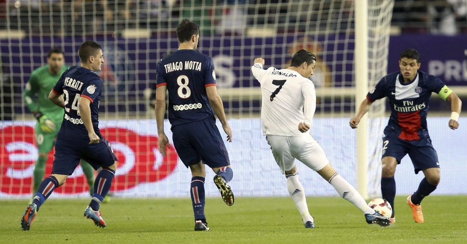 02.jan.2014 - Cristiano Ronaldo é marcado pelo capitão brasileiro Thiago Silva, do PSG