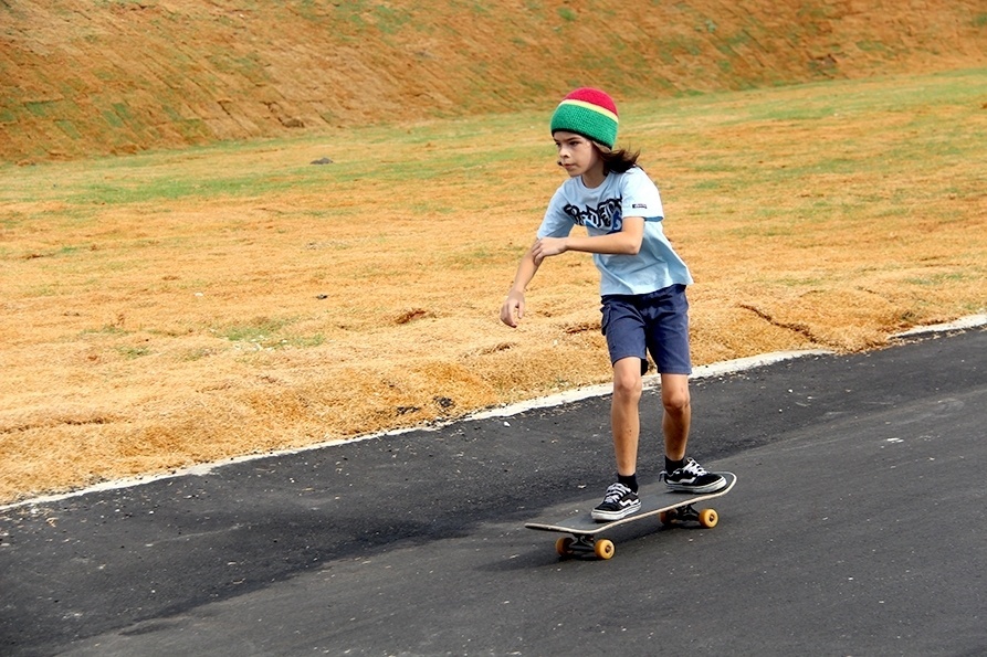 Skatistas testam ladeira no Parque Candido Portinari, na zona Oeste em São Paulo - Paulo Anshowinhas/UOL