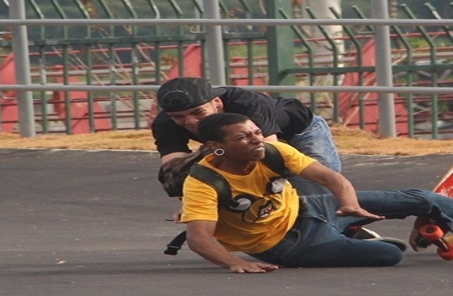Skatistas testam ladeira no Parque Candido Portinari, na zona Oeste em São Paulo - Paulo Anshowinhas/UOL